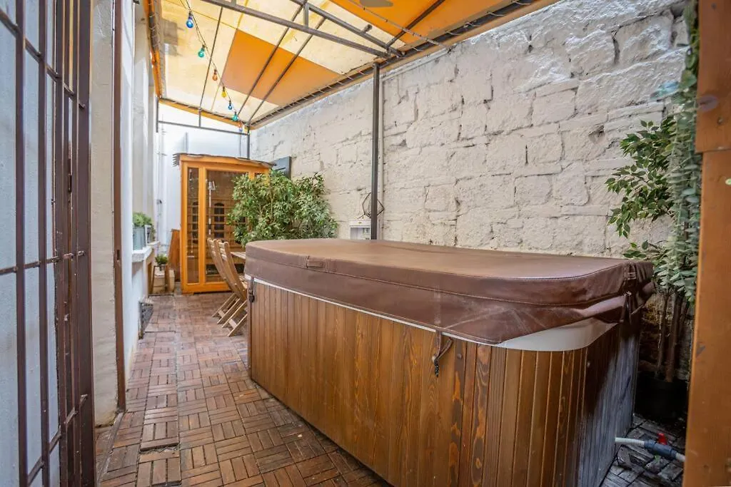 Hot Tube Apartment In The Heart Of Budapest, Kazinczy Street