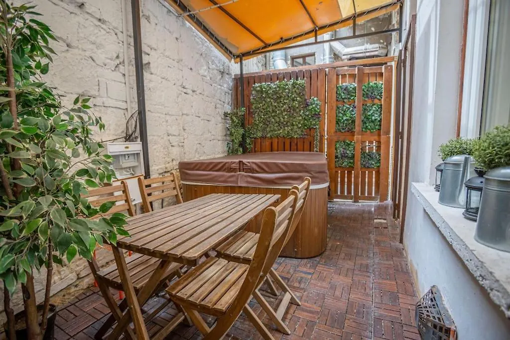 Hot Tube Apartment In The Heart Of Budapest, Kazinczy Street